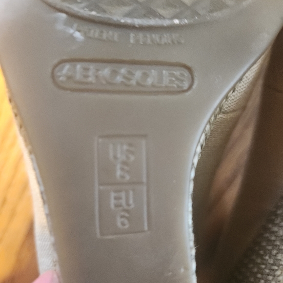 AEROSOLES Cream Wedge Heels - Picture 9 of 10